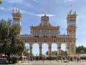Vista frontal de la arquitectura efímera de la portada principal de la Feria de Sevilla