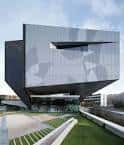 Fachada principal del edificio CaixaForum Zaragoza con diseño arquitectónico moderno