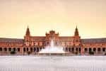 Vista frontal de la fuente monumental y el edificio principal de la Plaza de España