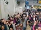 Interior de la sala con público durante una actividad cultural