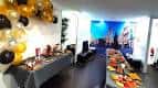 Espacio decorado para celebraciones con mesas de catering y ornamentación de globos