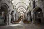 Vista del interior de la iglesia del monasterio con su arquitectura cisterciense y filas de bancos