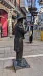 Vista lateral de la escultura de Tino Casal situada en una calle peatonal de Oviedo