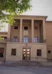 Fachada de estilo clásico con columnas del Colegio Mayor Universitario Pedro Cerbuna