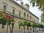 Vista de la fachada neoclásica del Ayuntamiento de Sevilla desde la Plaza Nueva
