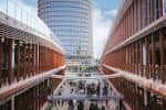 Área del centro comercial y espacios abiertos en la base del complejo