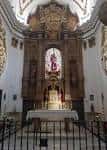 Vista frontal del retablo mayor y el altar principal