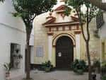 Fachada exterior y puerta de entrada al Oratorio de la Santa Escuela de Cristo en el barrio de Santa Cruz