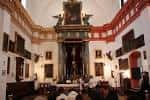 Vista del interior del oratorio con el retablo mayor y la decoración pictórica de las paredes
