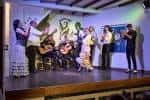 Actuación de cuadro flamenco con bailaores, guitarristas y cantaores en el escenario