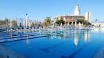 Piscina exterior del Real Club Mediterráneo con vistas al edificio principal y la Farola de Málaga