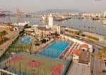 Vista aérea de las instalaciones deportivas y piscinas del Real Club Mediterráneo junto al puerto