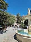 Vista de la Plaza de la Magdalena con su fuente central y arbolado