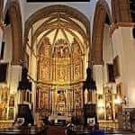 Detalle del retablo mayor y la arquitectura interior de la parroquia