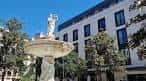Fuente de la Plaza de la Magdalena con arquitectura contemporánea de fondo