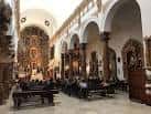 Vista interior de la nave central con el retablo mayor al fondo