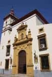 Fachada exterior de la iglesia con su torre campanario