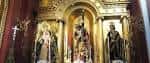 Detalle del retablo barroco con imágenes religiosas