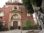 Fachada principal y puerta de acceso a la iglesia desde el nivel de calle