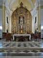 Interior del templo mostrando el retablo mayor y la zona del altar