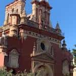 Detalle de la parte superior de la fachada con sus torres y elementos ornamentales