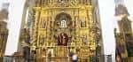 Vista del impresionante retablo mayor barroco en el interior del templo