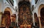 Vista del interior de la iglesia destacando el gran retablo mayor barroco