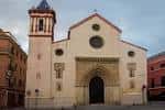 Fachada principal de la Iglesia de San Román con su torre campanario y portada gótico-mudéjar