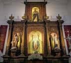 Detalle del retablo de la Virgen de la Medalla Milagrosa en el interior del templo