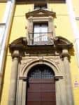 Detalle de la portada de piedra de estilo barroco en la entrada principal del edificio