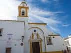 Fachada exterior de la iglesia con torre campanario y detalles en color albero