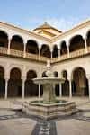 Patio principal con fuente de mármol y arquería de estilo mudéjar