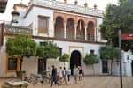 Fachada exterior del palacio con balcones y arcos tradicionales