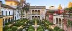 Vista panorámica de los jardines y la arquitectura renacentista del edificio