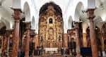 Vista del impresionante retablo mayor y las columnas de mármol rojo en el interior del templo