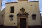 Fachada principal de la Parroquia de San Nicolás de Bari con su portada neoclásica