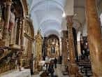 Perspectiva de la nave central mostrando la arquitectura de las bóvedas y los retablos laterales