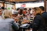 Zona de cantina y cafetería con mesas largas para encuentros sociales