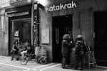 Fachada exterior y entrada principal del edificio Katakrak en Pamplona