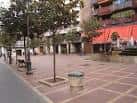 Lateral de la Plaza de Martí y Monsó con hileras de árboles y bancos para el descanso