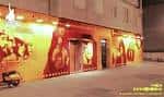 Fachada exterior de la Sala Creedence con murales decorativos