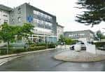 Fachada principal y acceso al Hospital Universitario Donostia con zonas ajardinadas