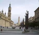 Perspectiva de la Plaza del Pilar con la escultura de la bola del mundo y las torres de la basílica