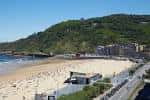 Vista panorámica de la playa de la Zurriola y el monte Ulía desde la zona de Sagüés