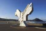 Escultura de la Paloma de la Paz en la explanada de Sagüés frente al mar Cantábrico