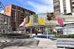 Vista de la Plaza Salamero renovada con amplios espacios peatonales y mobiliario urbano moderno