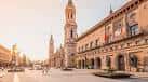 Vista de la plaza con el edificio del Ayuntamiento de Zaragoza y la Basílica al fondo