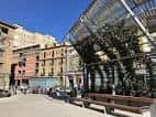 Detalle de la moderna pérgola metálica que preside la zona central de la Plaza Salamero