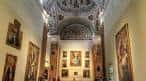 Gran sala interior del museo con techos abovedados y obras de arte