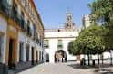 Fachada principal del Ayuntamiento de Palma con su característico reloj y balconadas